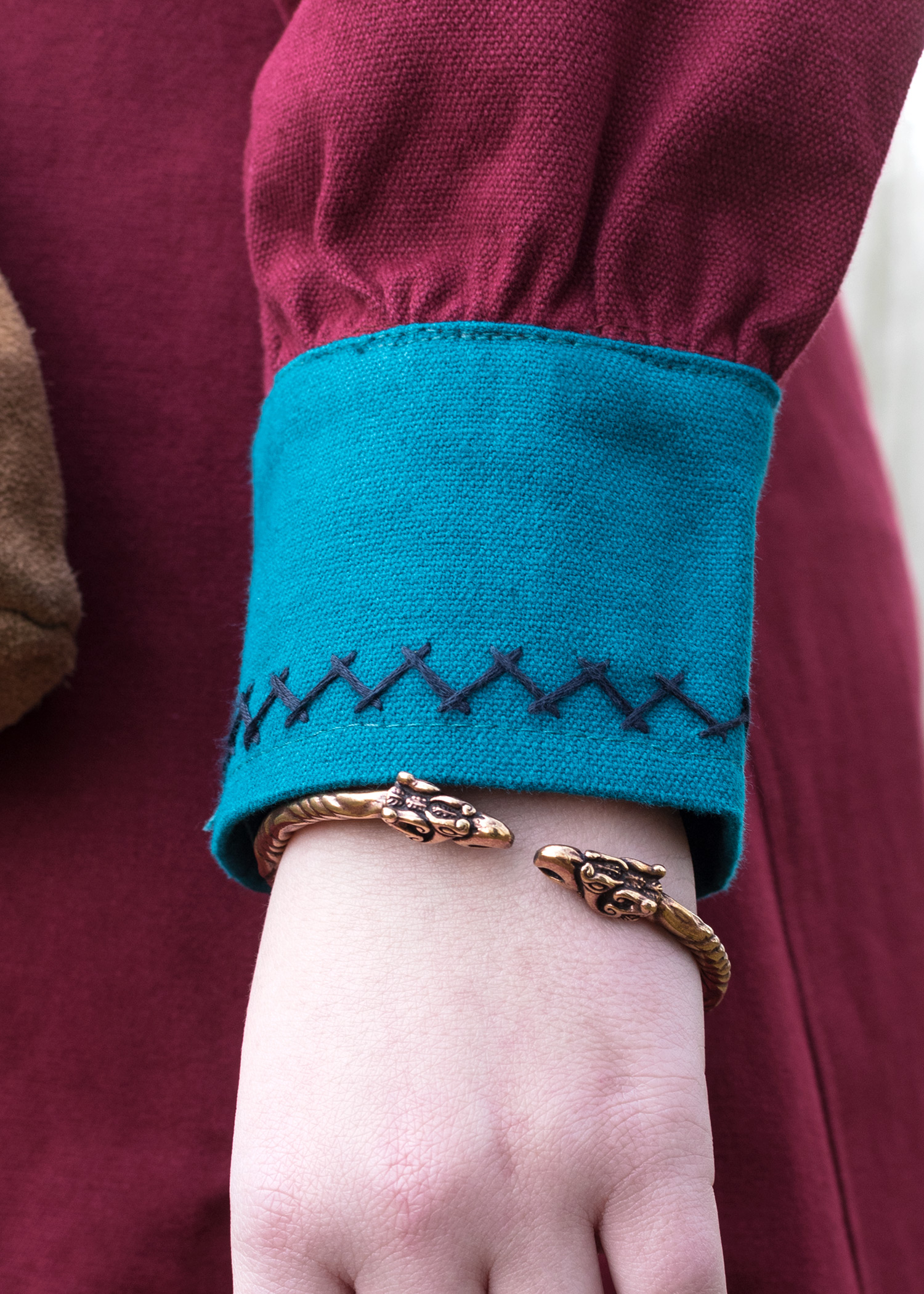 Robe viking Jona rouge bordeaux et bleu pétrole — présentation du vêtement