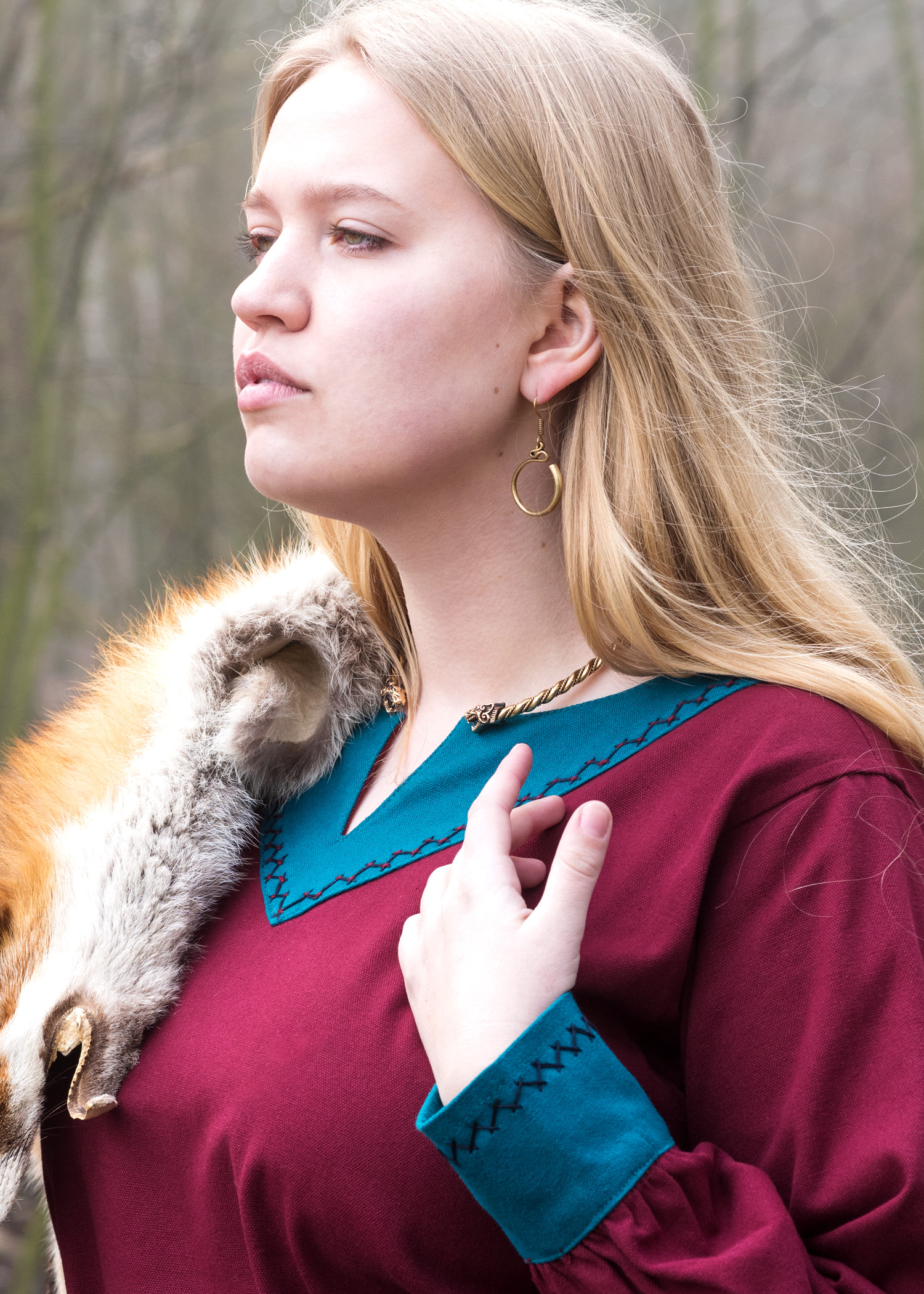 Robe viking Jona rouge bordeaux et bleu pétrole — présentation du vêtement