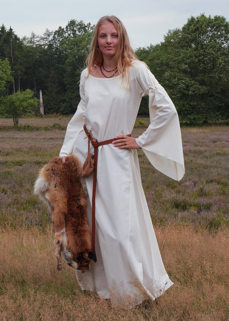 Sous-robe médiévale Burglinde à manches trompette naturelle — présentation du vêtement
