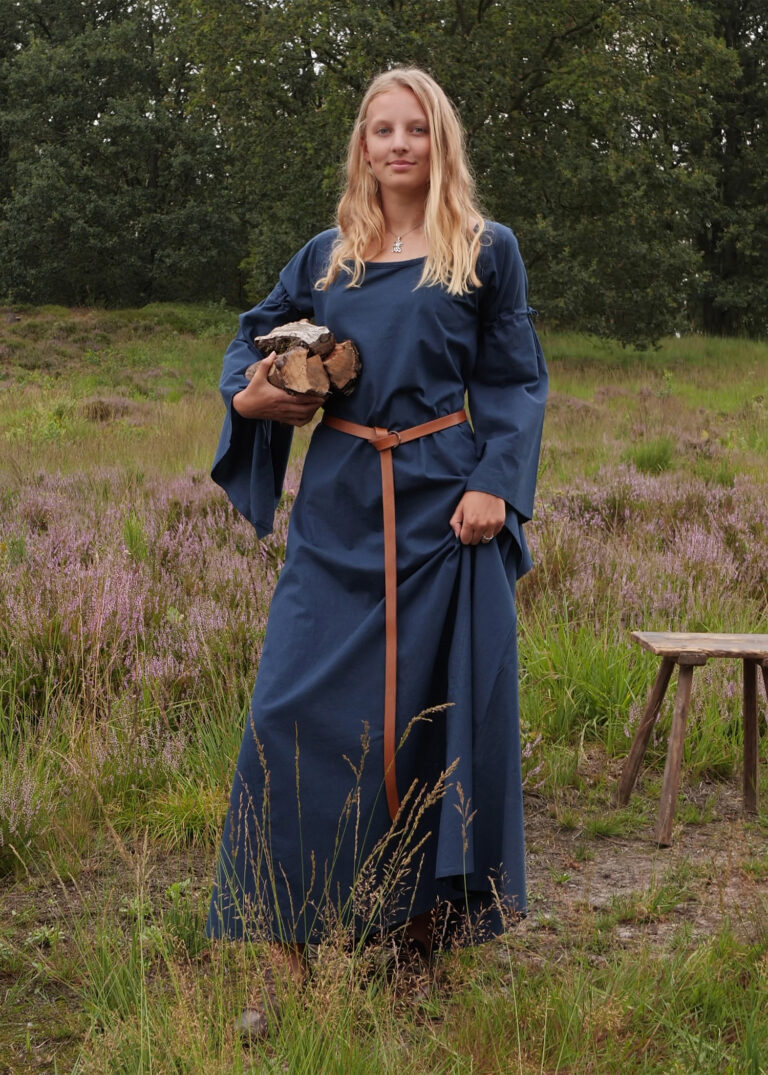 Sous-robe médiévale Burglinde à manches trompette bleue — présentation du vêtement