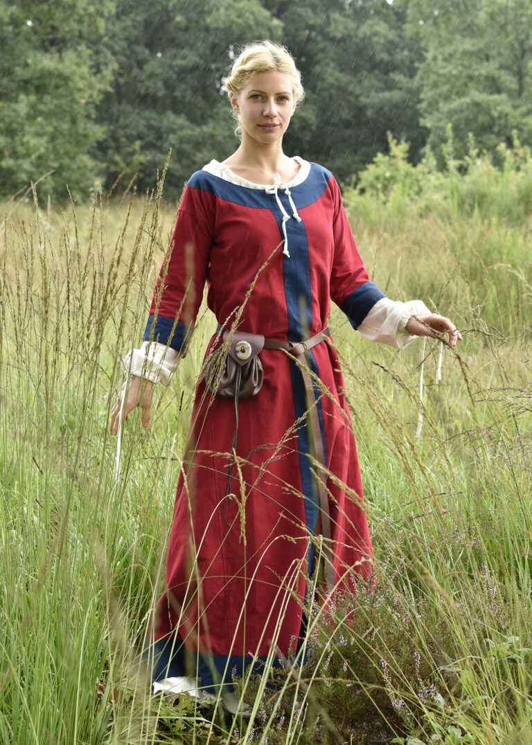Robe médiévale Gudrun rouge et bleue — présentation du vêtement