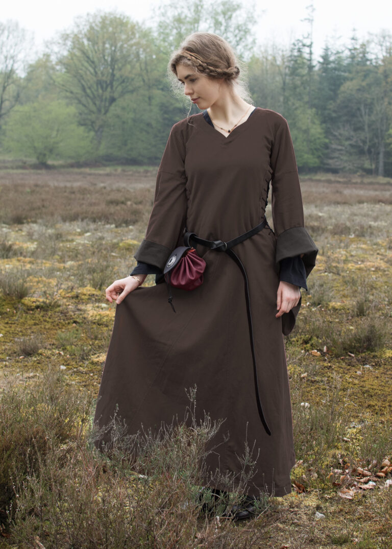 Robe médiévale ouverte Amal marron — présentation du vêtement