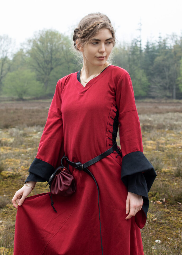 Robe médiévale ouverte Amal rouge et noire — présentation du vêtement
