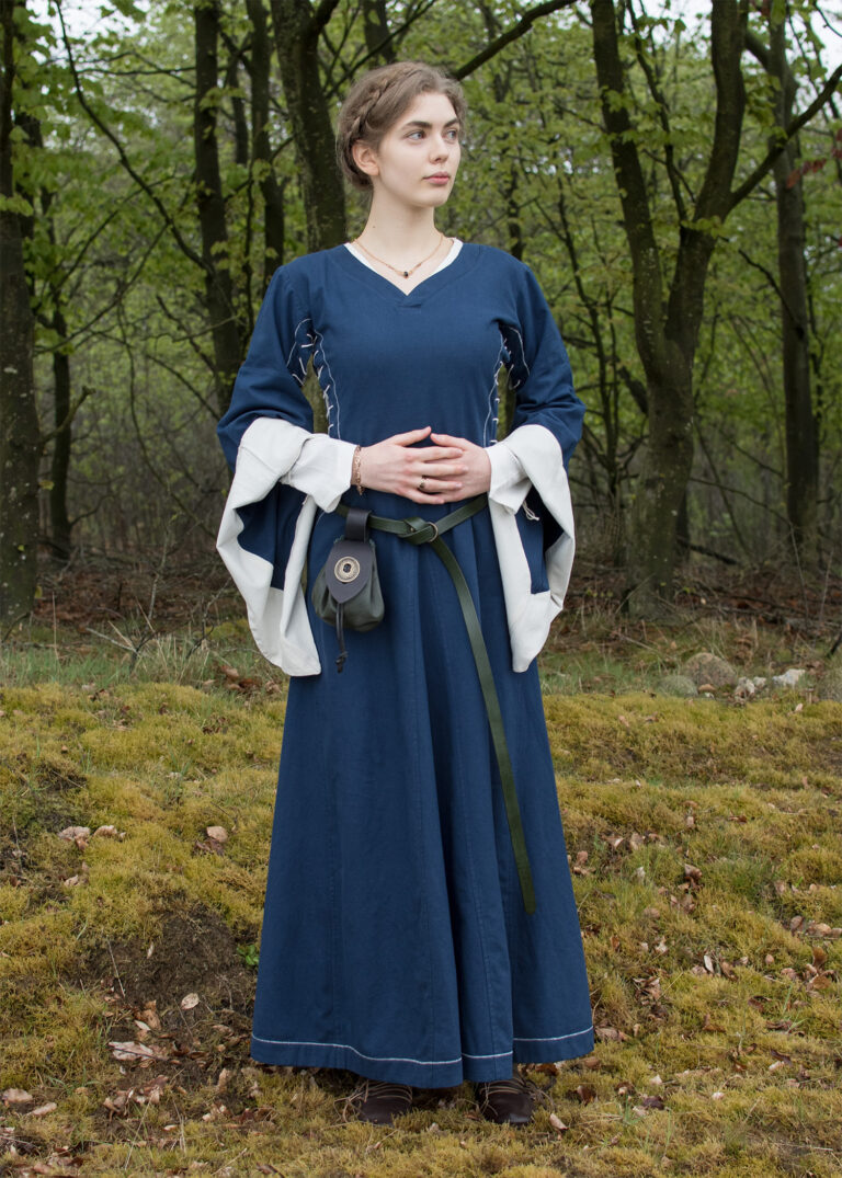 Robe médiévale ouverte Amal bleue et naturelle — présentation du vêtement
