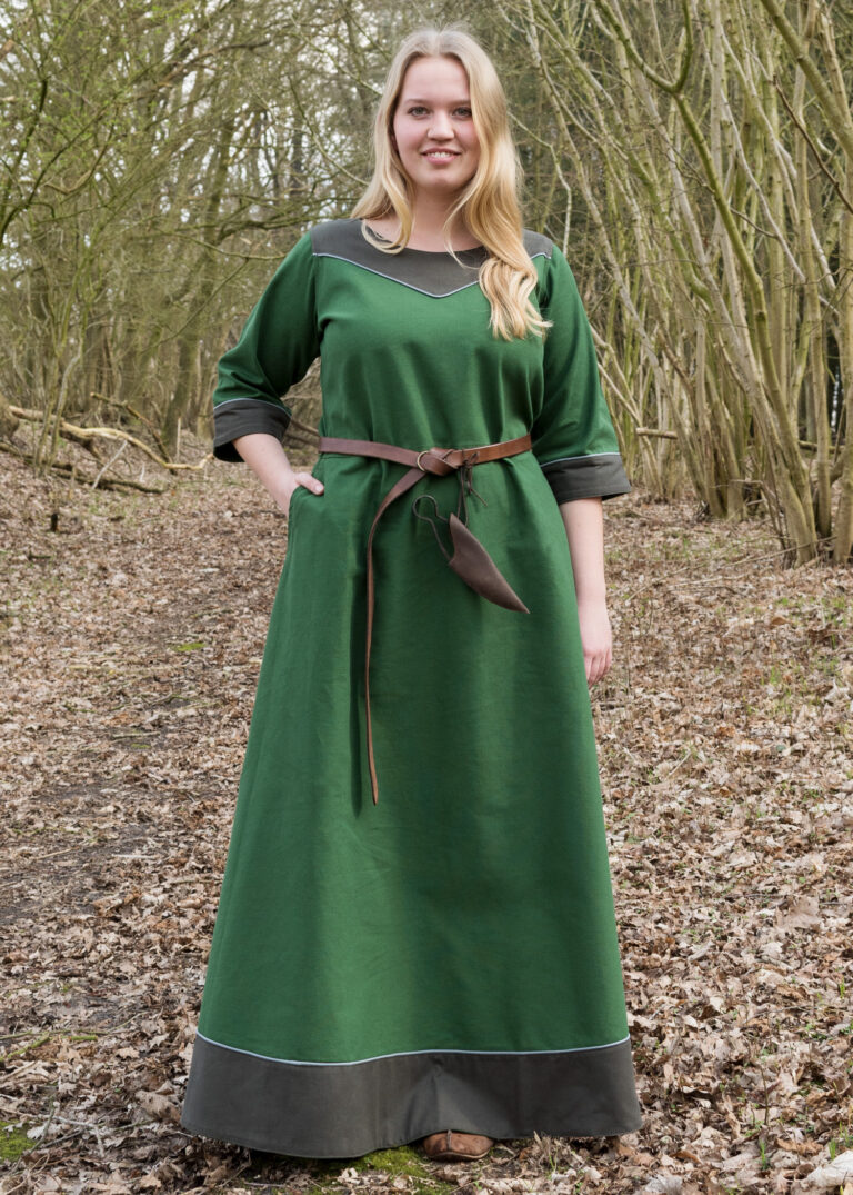 Robe médiévale Gesine en toile verte — présentation du vêtement