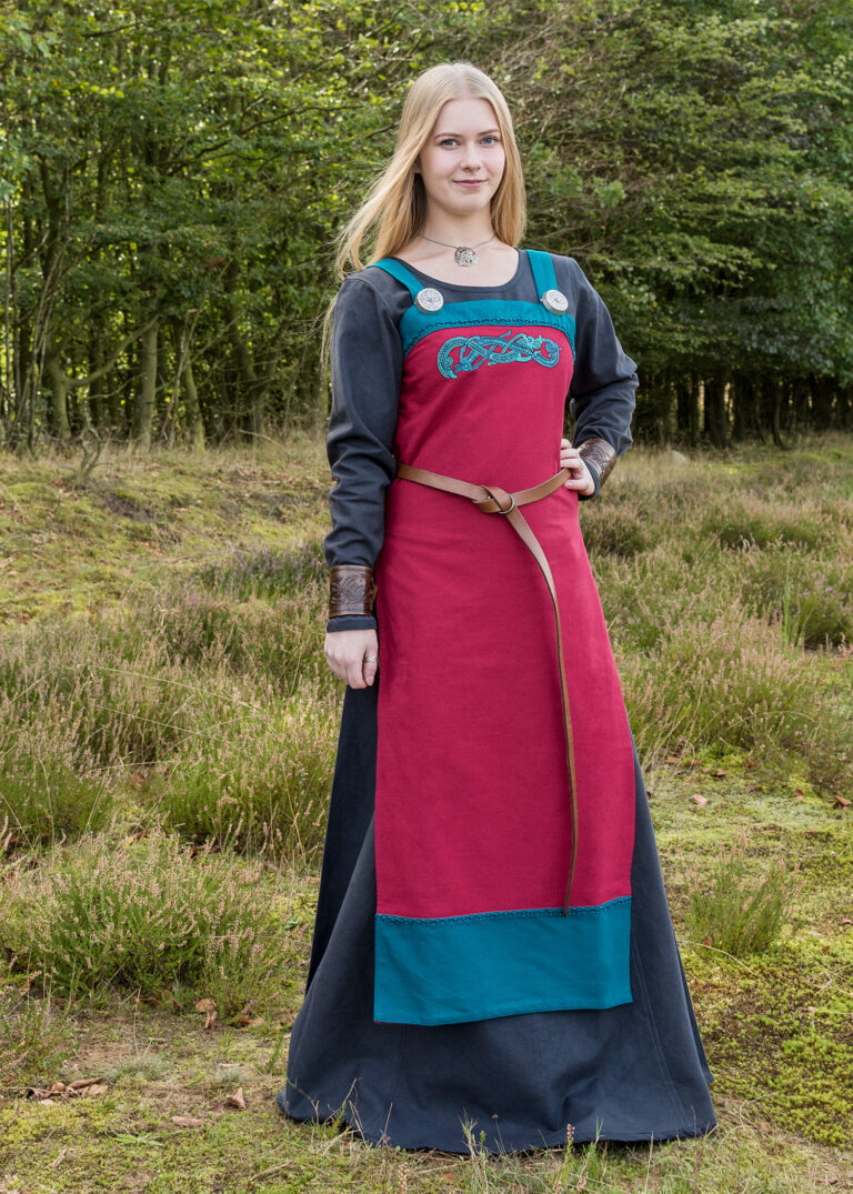 Robe-tablier viking Hilja brodée rouge — présentation du vêtement