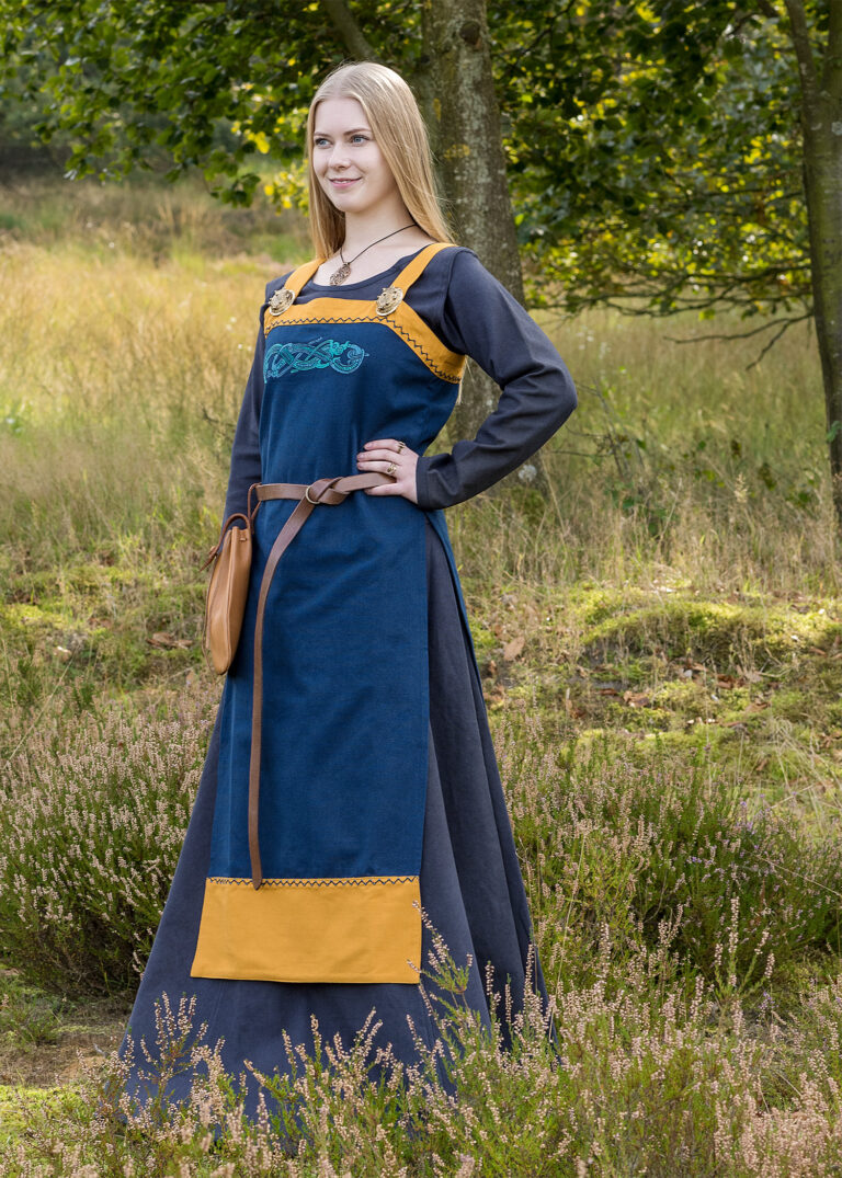 Robe-tablier viking Hilja brodée bleue — présentation du vêtement