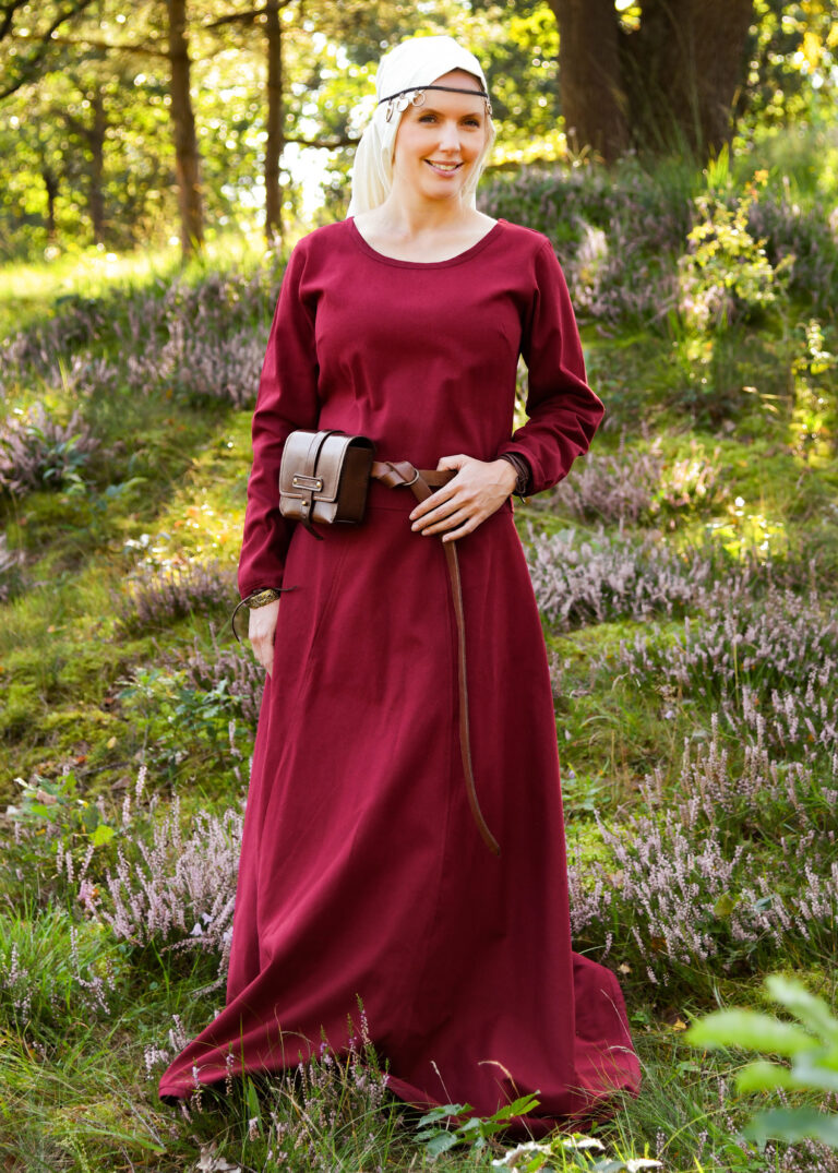 Robe médiévale simple Afra en toile rouge bordeaux — présentation du vêtement