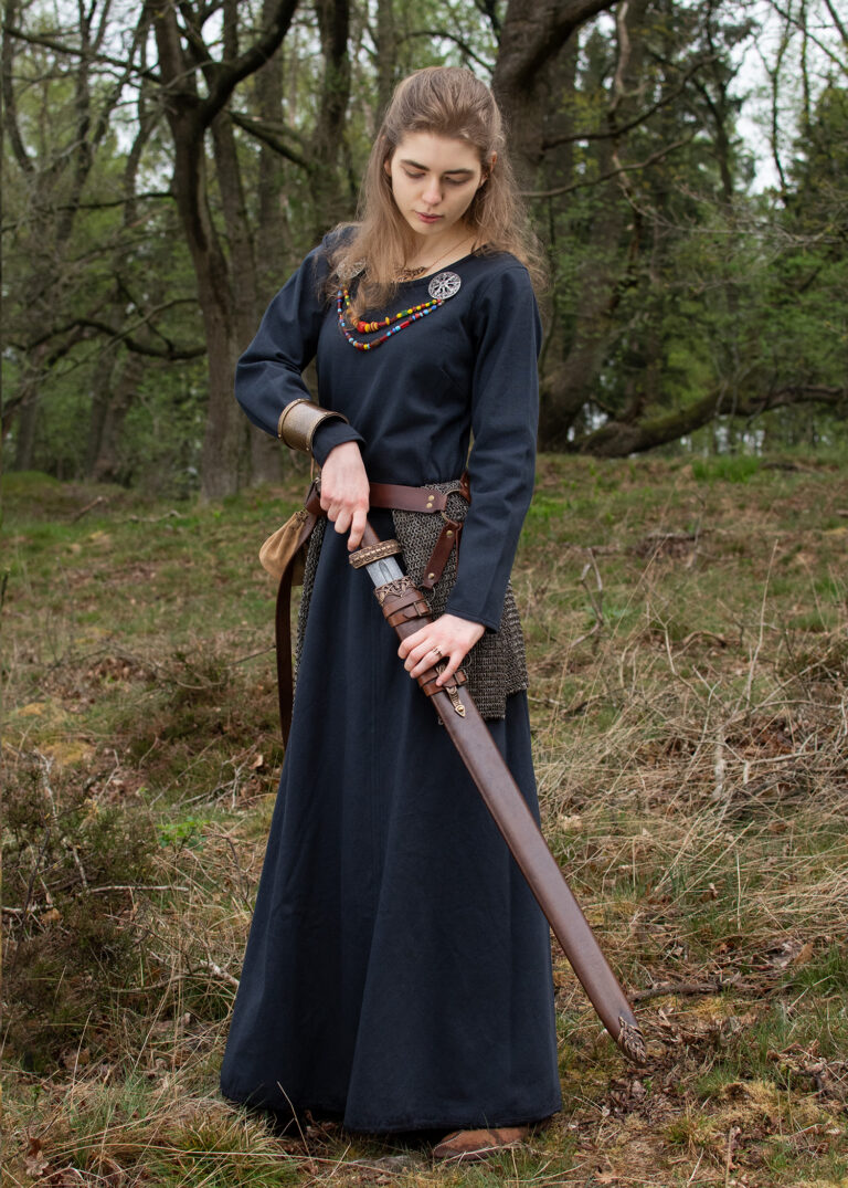 Robe médiévale simple Afra en toile bleu foncé — présentation du vêtement