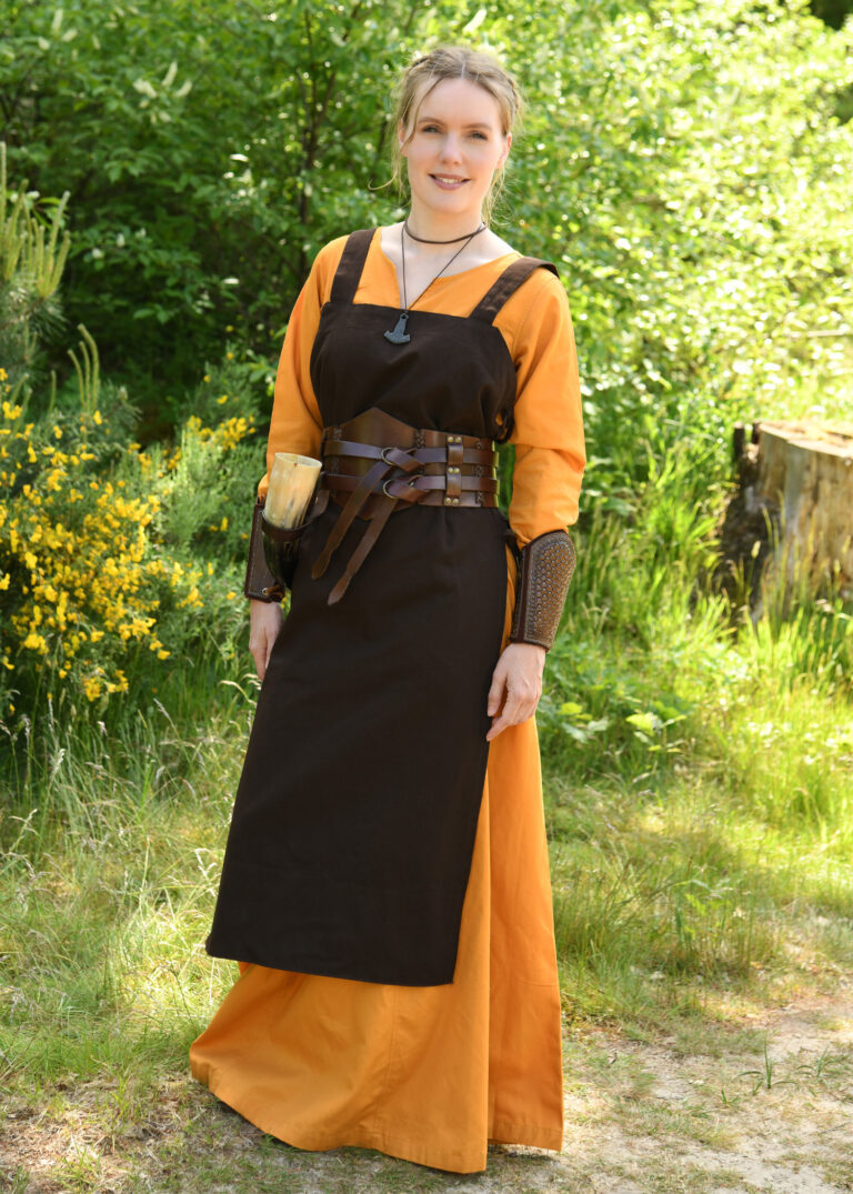 Robe-tablier viking Tinna marron — présentation du vêtement