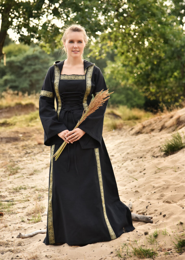 Robe médiévale Eleanor à capuche noire — présentation du vêtement