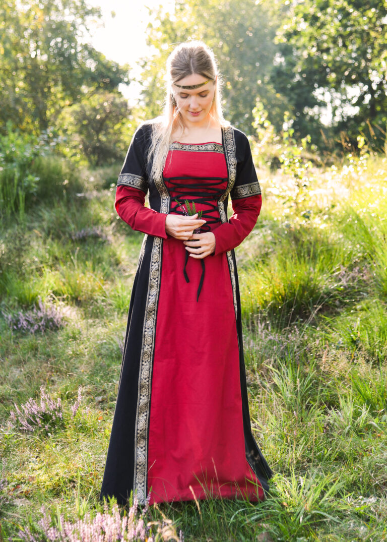 Robe médiévale Eleanor rouge et noire — présentation du vêtement