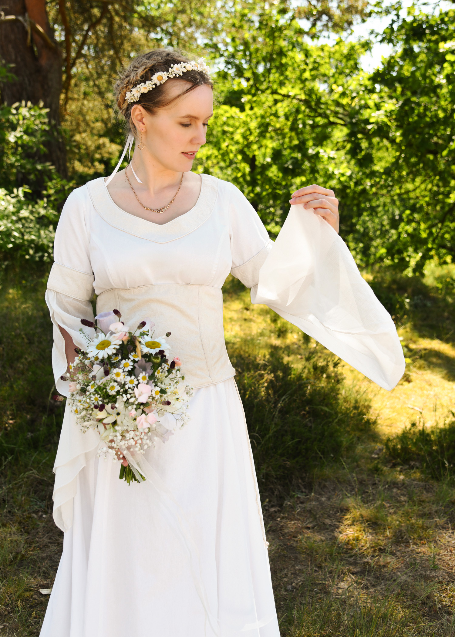 robe de mariée médiévale Fine — présentation du vêtement