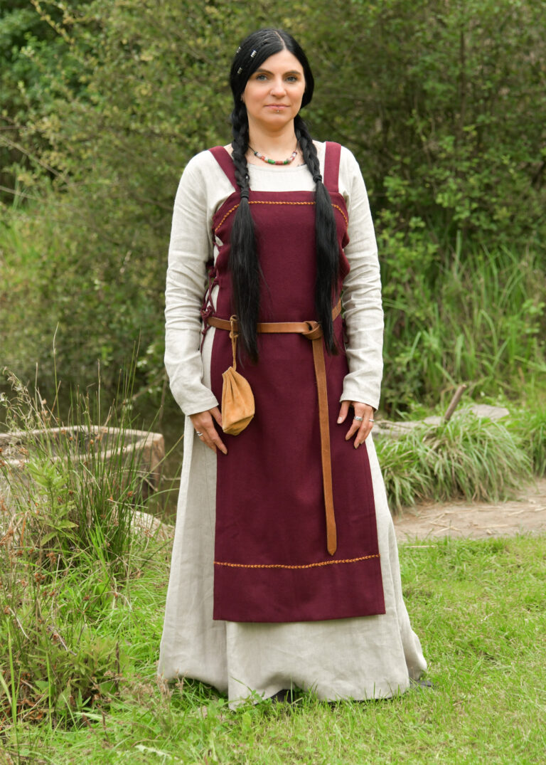 Robe-tablier Forseti en laine bordeaux — présentation du vêtement