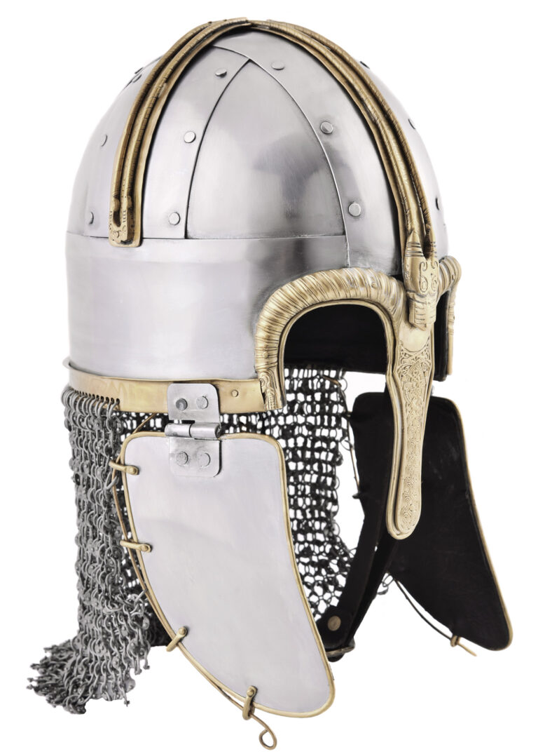 Casque de Coppergate avec camail riveté, vue principale sur fond blanc