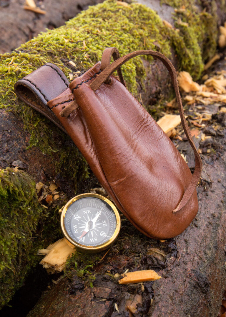 Boussole en laiton avec bourse en cuir – photographie 1