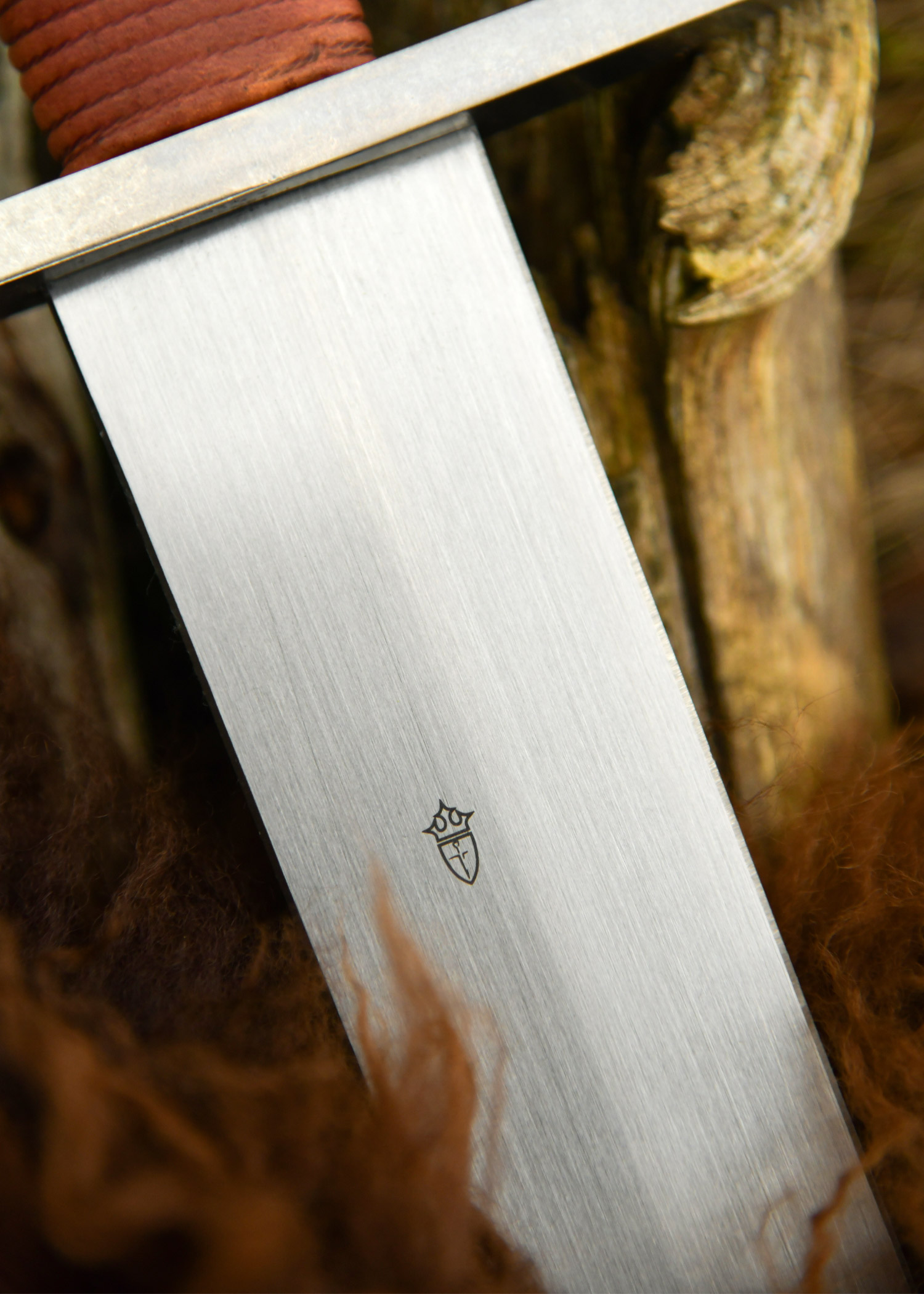 Épée avec son fourreau en bois gainé de cuir
