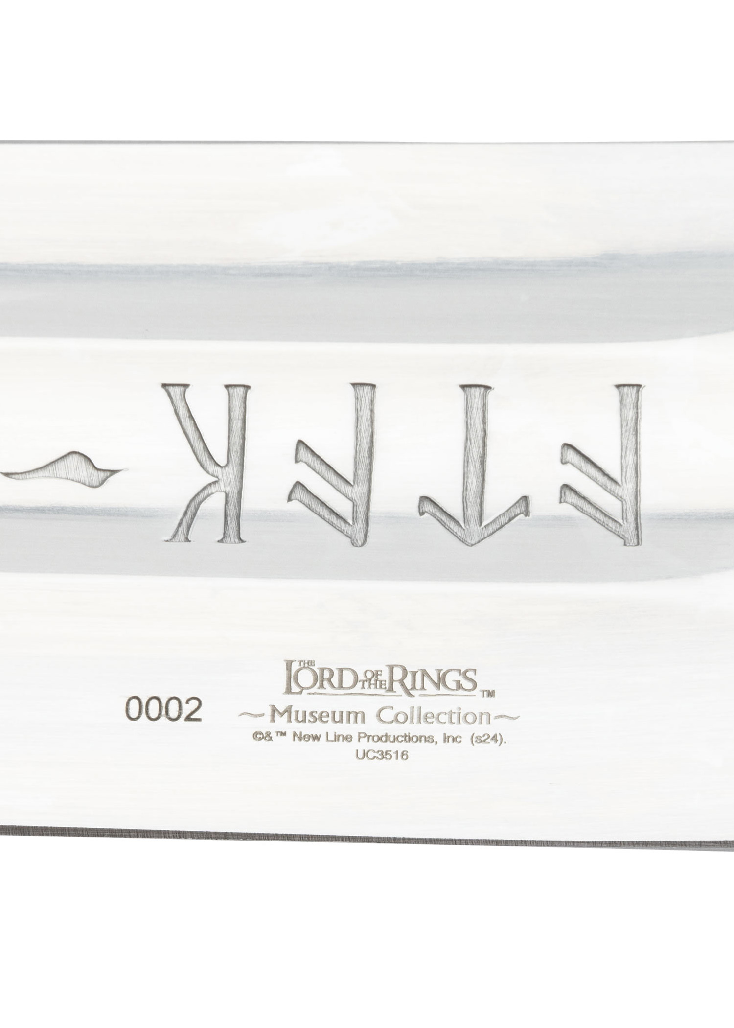 Runes gravées le long de la lame