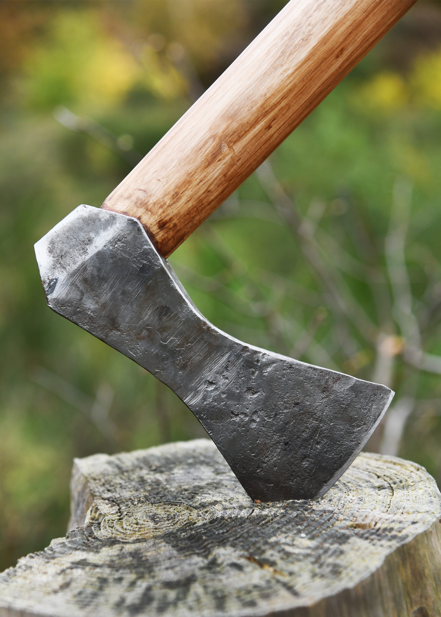Fixation de la tête de la hache viking forgée type K