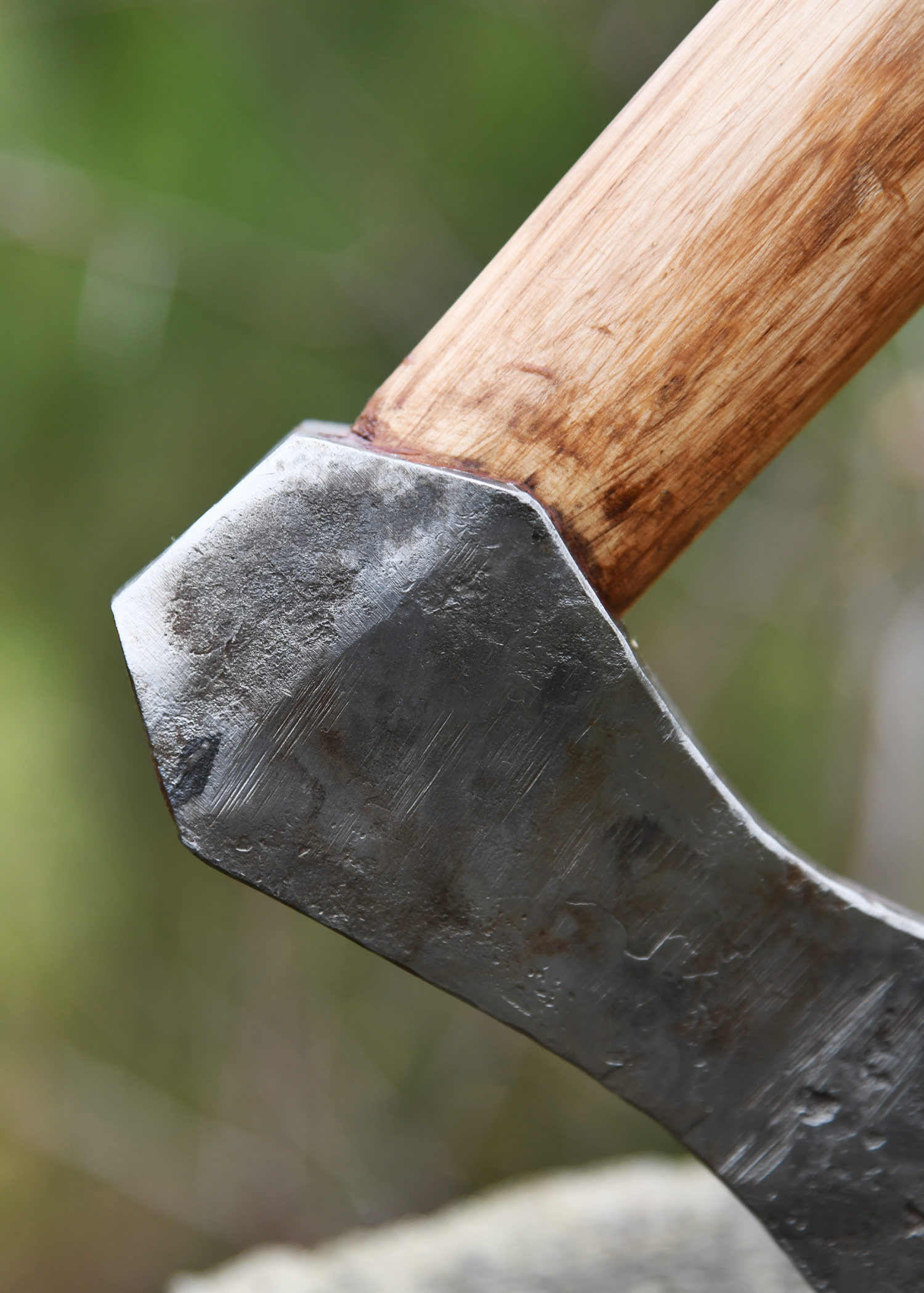 Hache viking forgée type K vue de profil