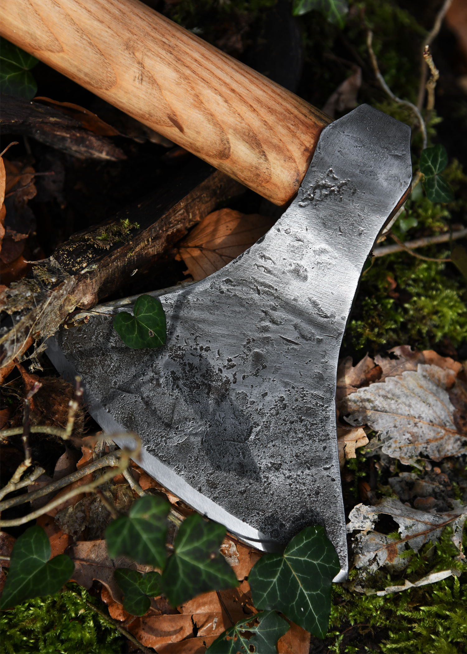 Détail du tranchant de la hache viking forgée type M