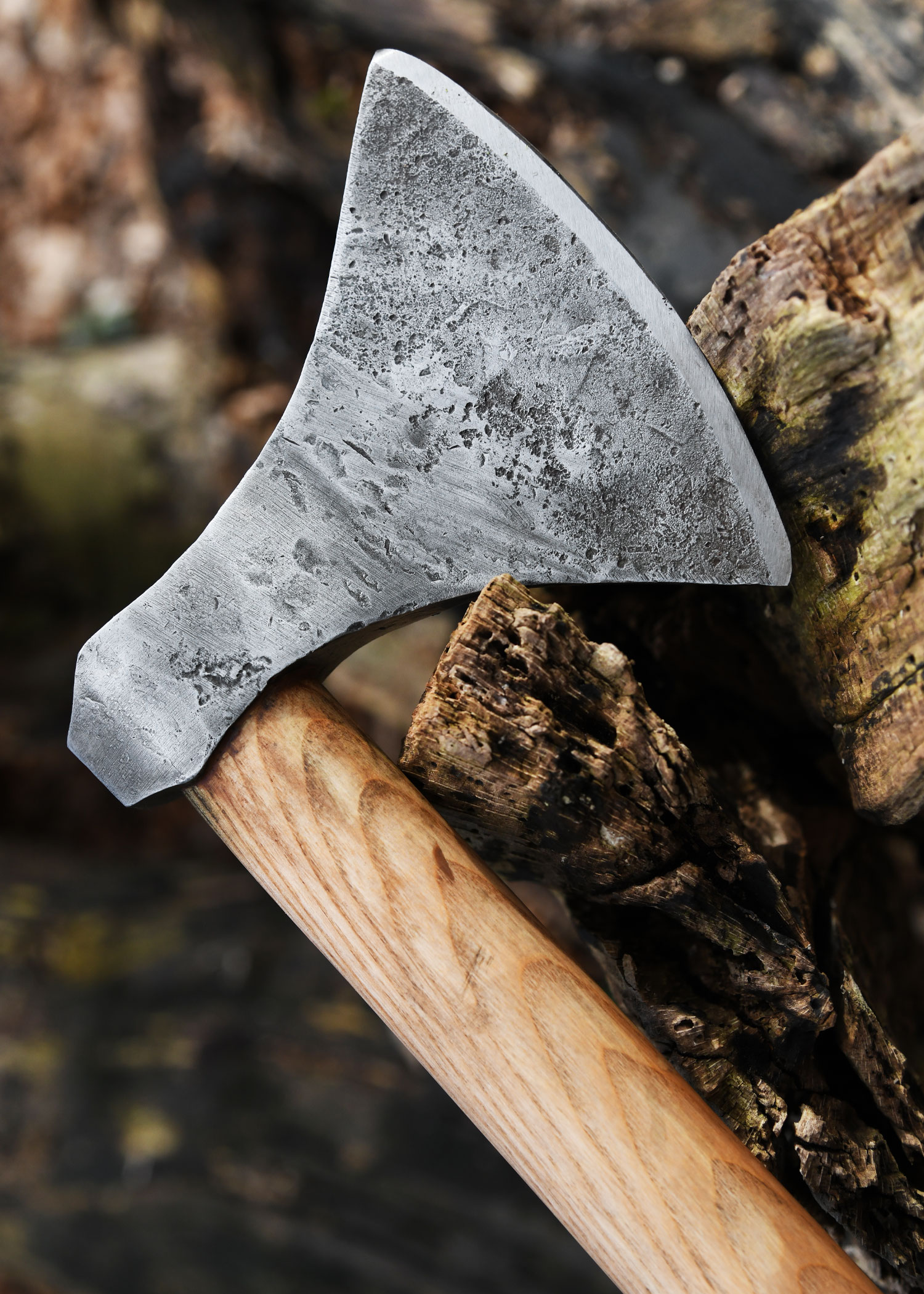 Manche en frêne de la hache viking forgée type M