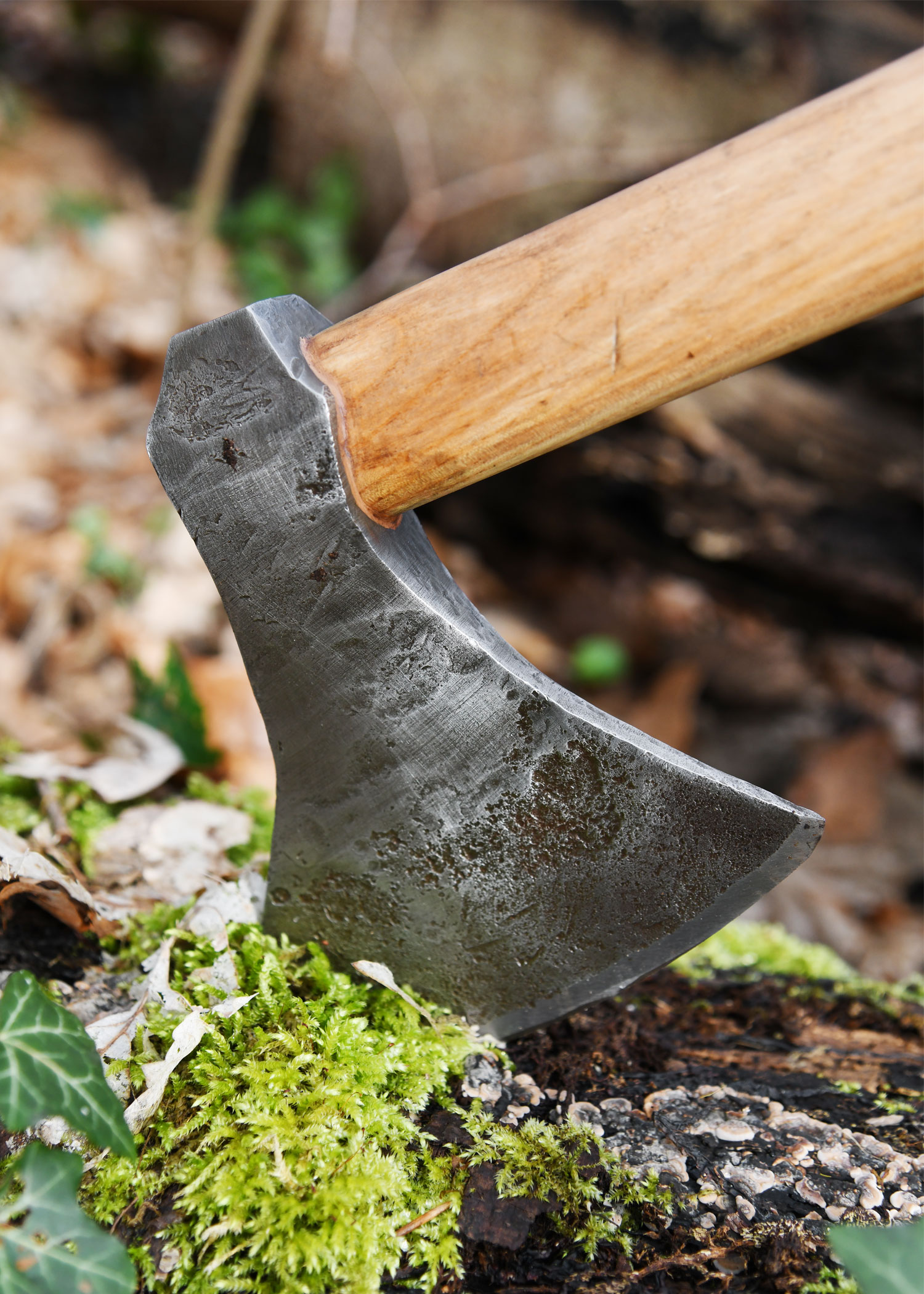 Fixation de la tête de la hache viking forgée type M