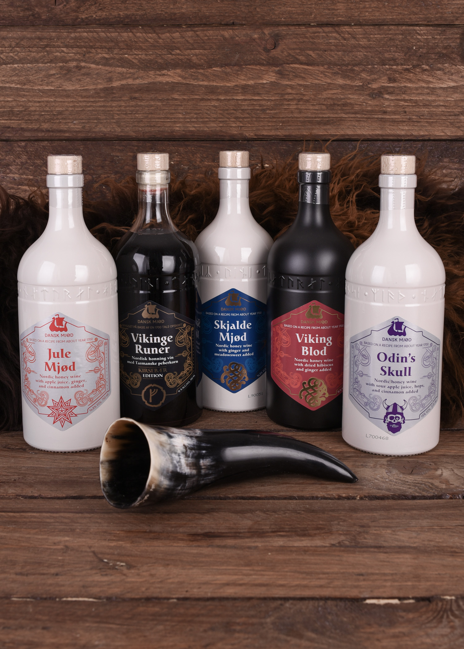 Contenu du coffret n° 1 : cinq bouteilles d’hydromel danois et corne à boire