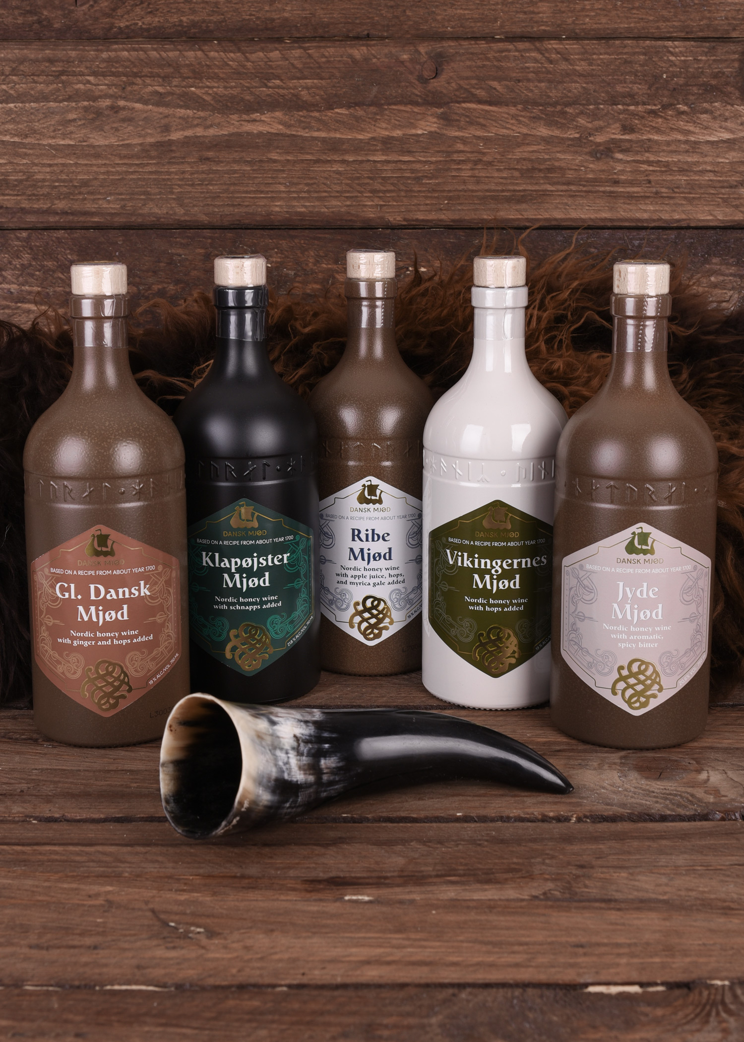 Contenu du coffret n° 2 : cinq bouteilles d’hydromel danois et corne à boire